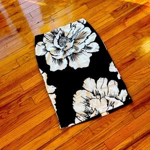 NEW YORK & COMPANY SIZE 8 BLACK & WHITE FLORAL MIDI